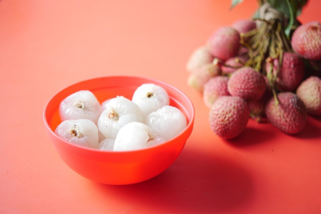 Peeled lychees in a bowl